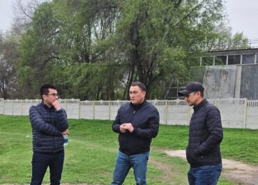 Шопоков шаардык кеңешинин төрагасы Адылбек Бекболотов Кыргыз футбол союзуунун башкы катчысы Медербек Сыдыков менен жумушчу жолугушуу өткөрдү