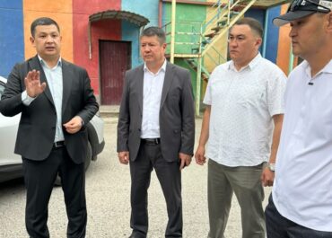 Шопоков шаарына Кыргыз Республикасынын Жогорку Кеңешинин депутаты Бакыт Чомоев жана Кыргыз Республикасынын Транспорт жана коммуникациялар министрлигинин биринчи орун басары Тариэл Жаныбеков иш сапары менен келип, шаардагы жолдордун абалы менен таанышышты.